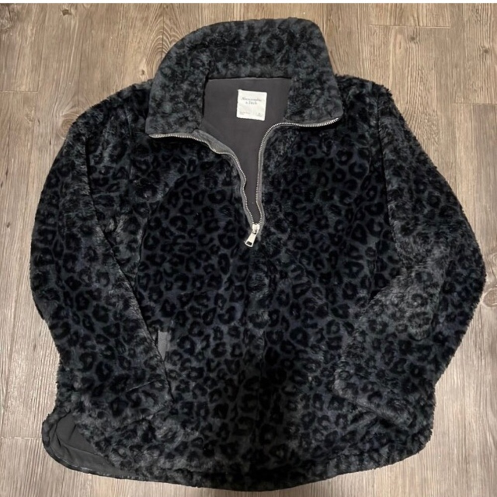 Abercrombie & Fitch. XL